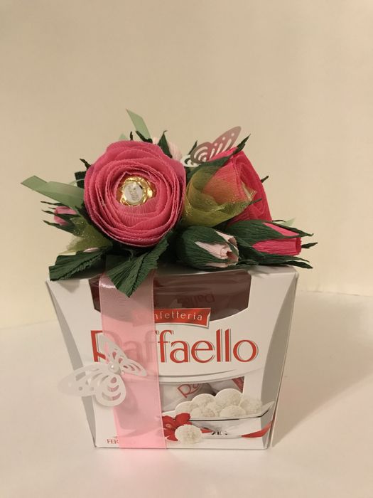 Aranjament floral handmade din hartia creponata cu bomboane la comanda
