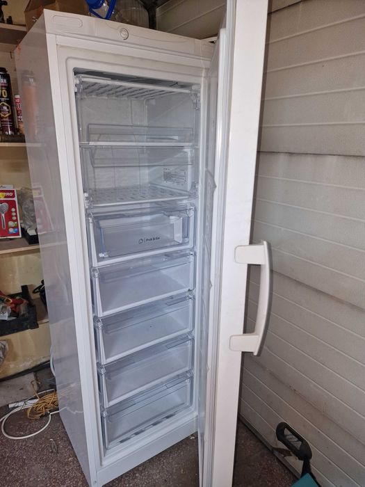 Продам морозильник Indesit