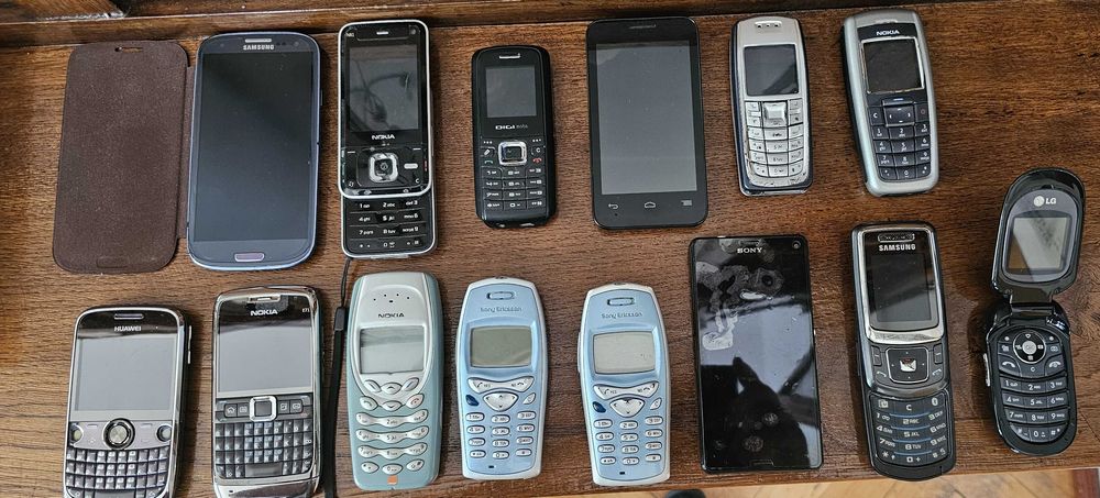 Telefoane mobile vechi, diferite modele, cu adaptor alimentare