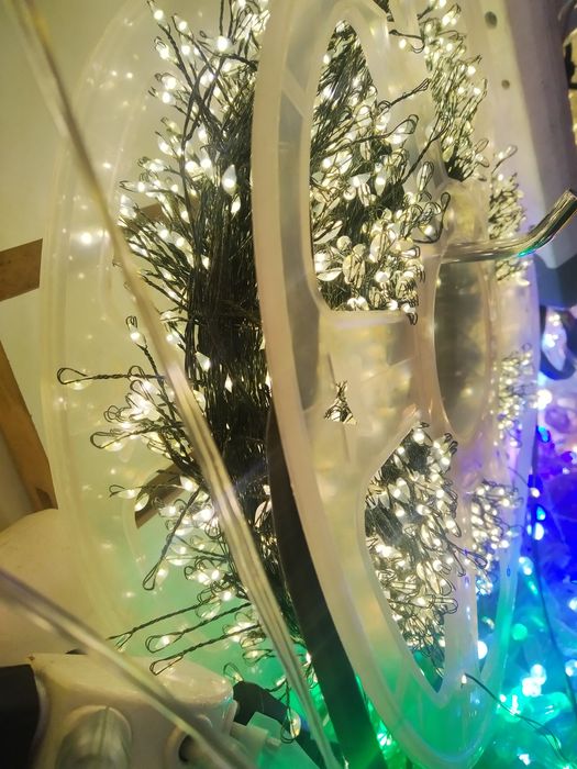 Гирлянда мишура.Хврйная лапка на зелёном проводе.