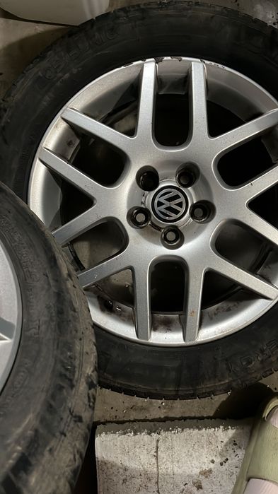 Vând 2 cauciucuri + jante