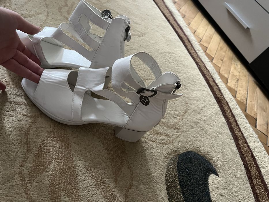 Pantofi de dama noi