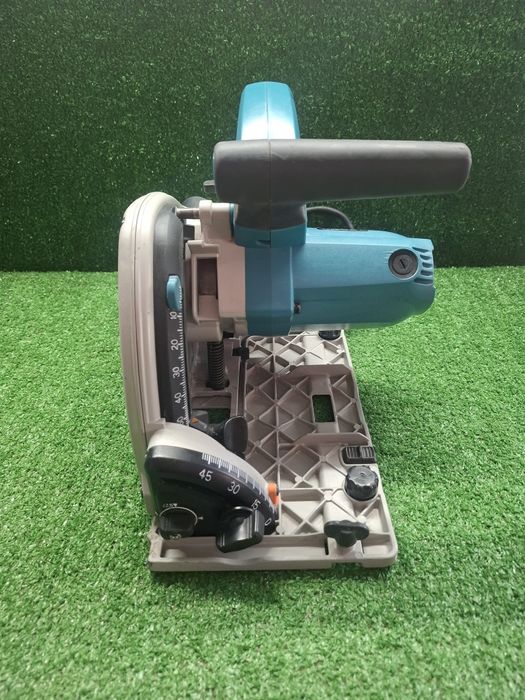 Потапящ циркуляр на Makita SP6000 с регулаж на оборотите