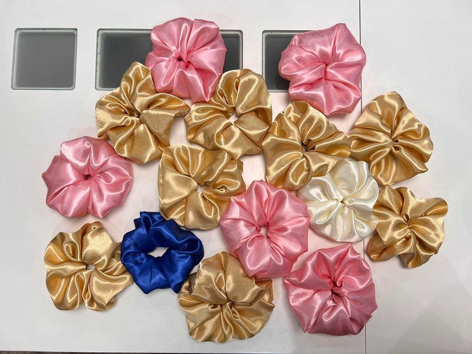 Ръчно изработени скрънчита от сатенени платове