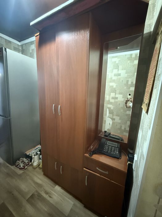 Продам комод, прихожую, зеркало, сто*6 стульев