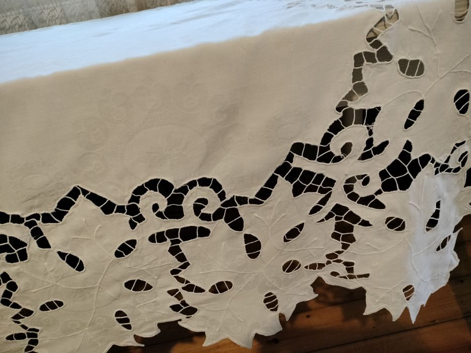 Fata de masa brodata