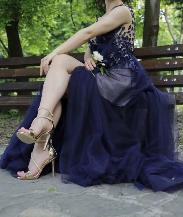 Елегантна бална/официална рокля в тъмносиньо с пайети и тюл