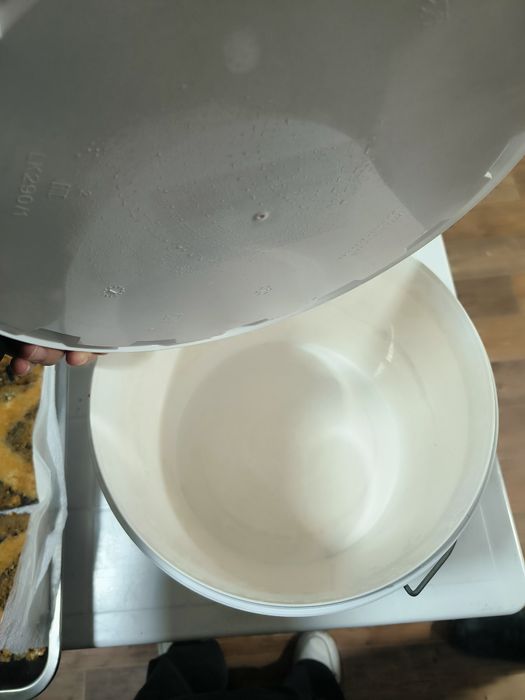 Продам ведра 10л с крышкой 250