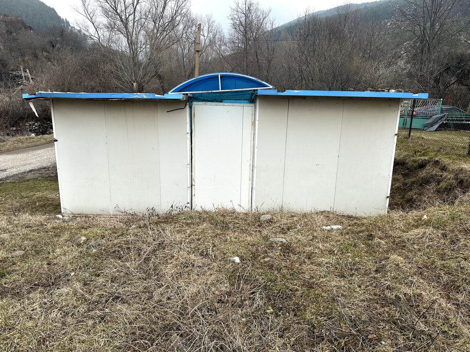 Продава 2 броя контейнери/фургон/ за живеене, офис или бизнес.