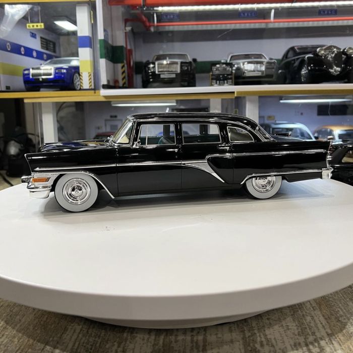 Чайка Газ 13 Model 1:18. Есть чёрный и белый