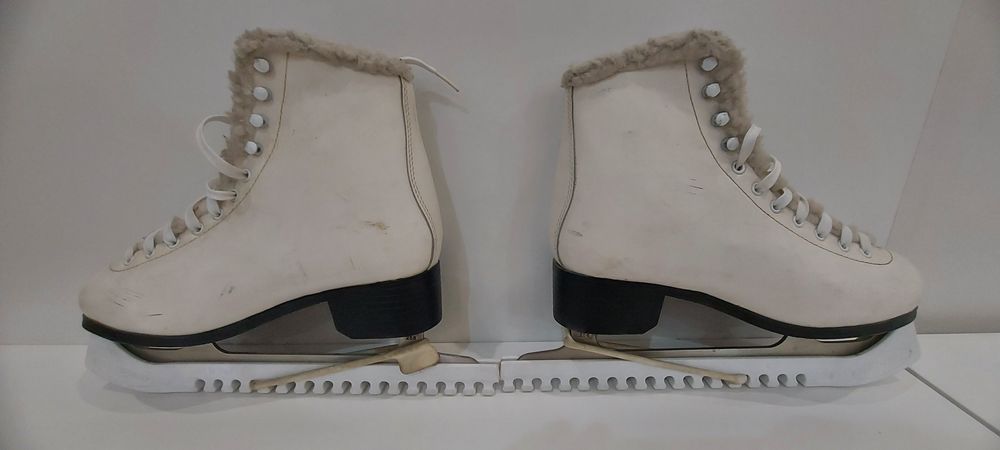 Продам женские коньки 41 размера.