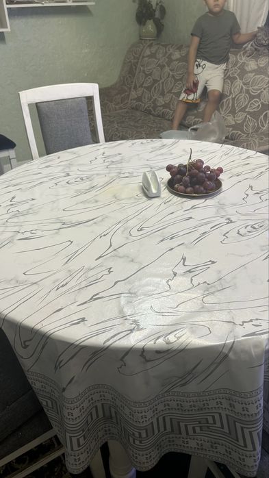 Продаю стол с стулями 4 шт