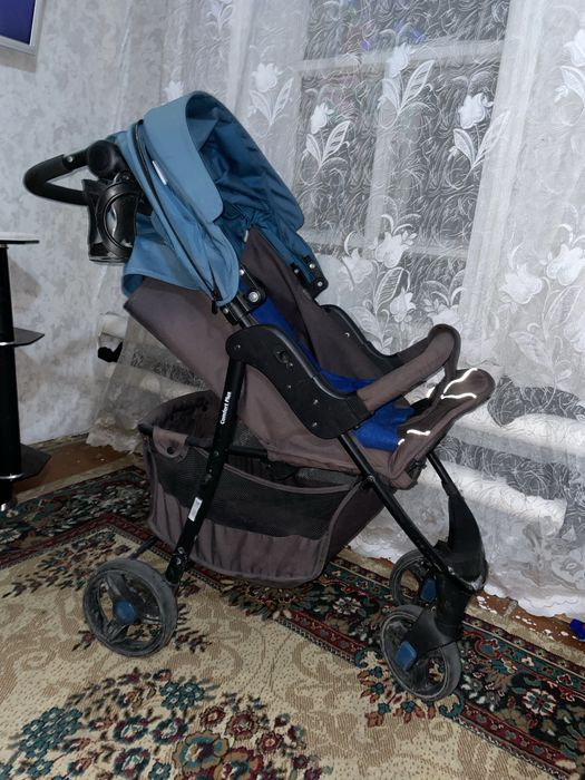 Коляска прогулочная . Продам стоит просто так .