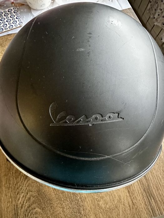 Каска за скутер Vespa.