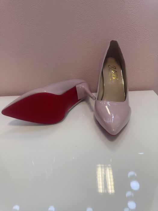 Обувки на висок ток