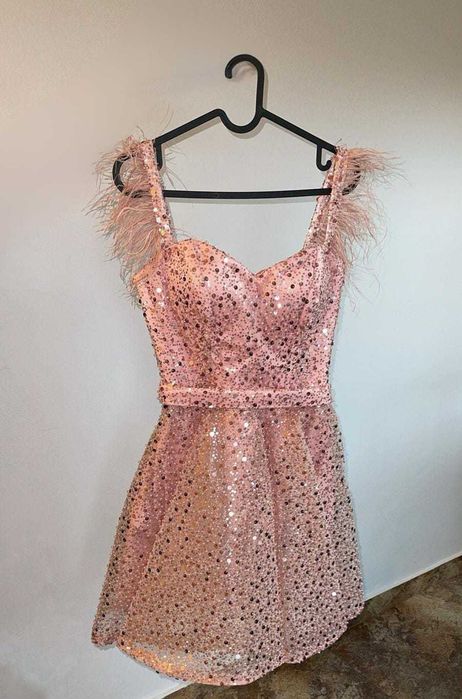 Rochie roz scurtă cu paiete și mărgele – elegantă, stare impecabilă