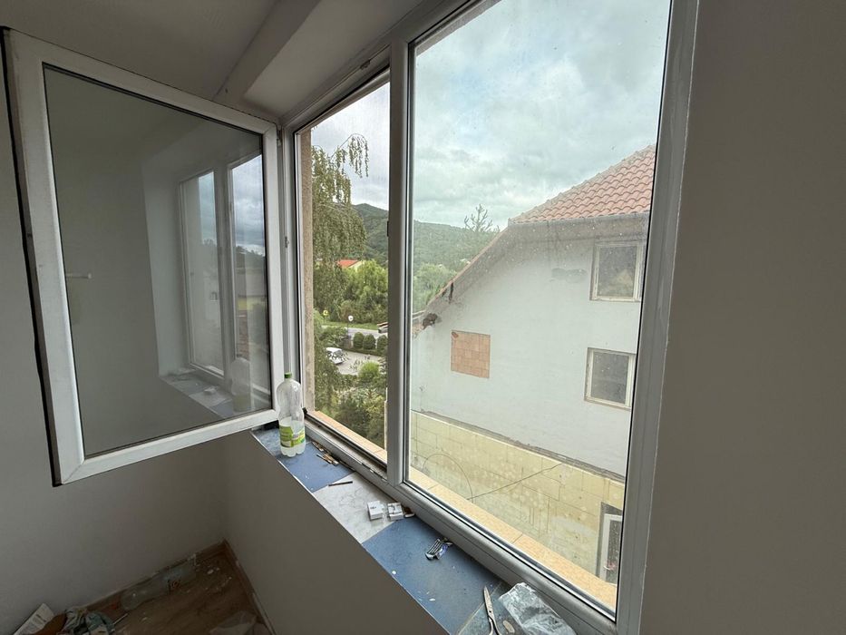 Garsoniera bradet, langa Castel