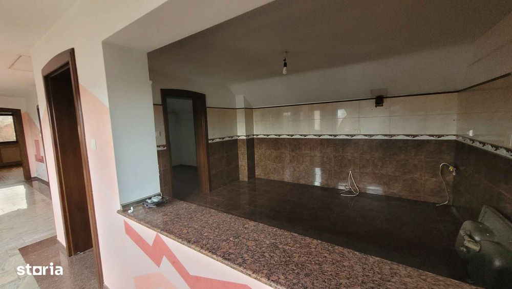 Imobil cu 3case:C1-3 nivele;C2-2nivele;C4-1 nivel;C3;C5;Piscina;Foisor