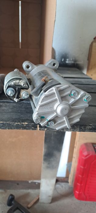 Продавам стартер standard stx 200024.