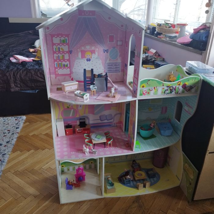 Къща за кукли с обзавеждане и семейство кукли