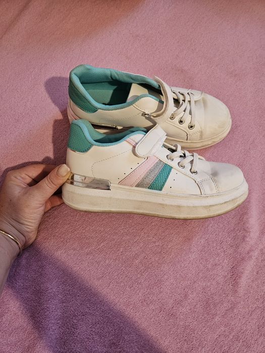 Запазени обувки за момиче