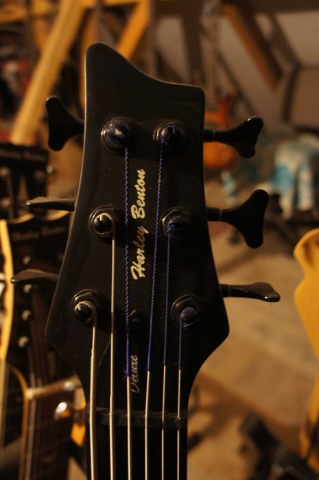 Chitara bass activ Harley Benton Deluxe cu 6 corzi