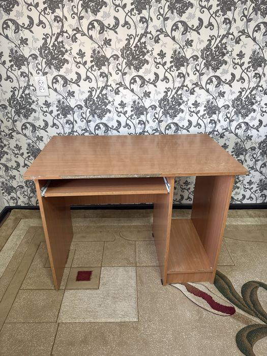 Деревянный стол компьютерный