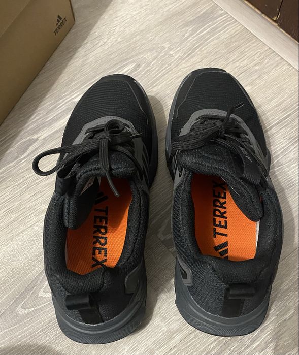 Кроссовки Adidas 39 размер новый