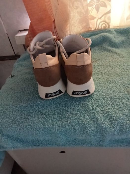 Кроссовки женские