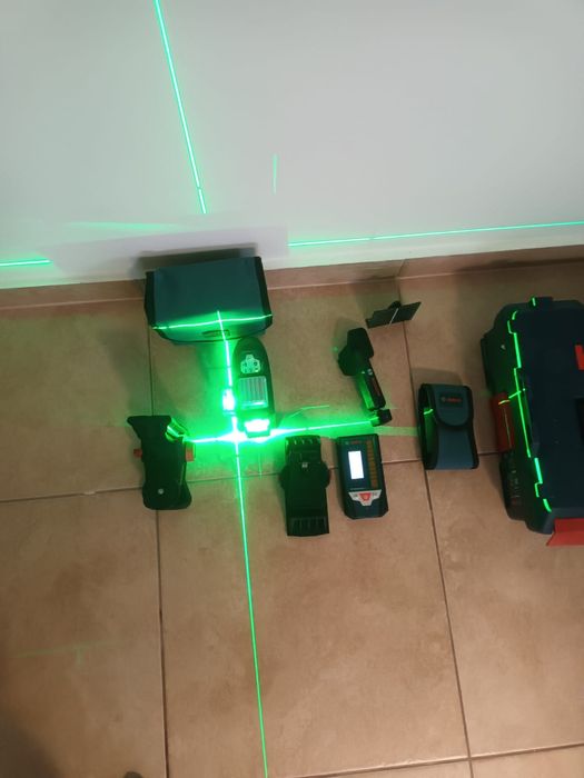 Vând laser Bosch cu lumina verde 360
