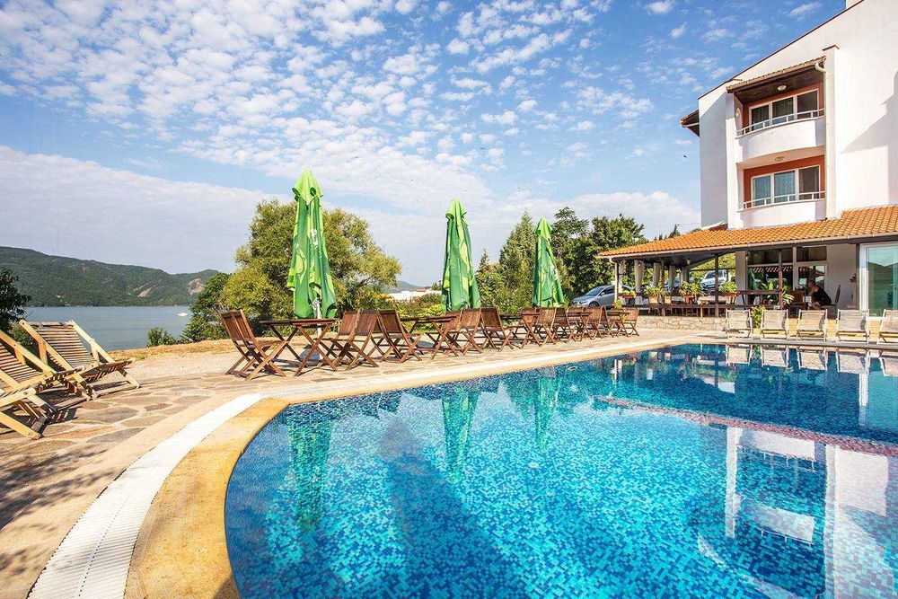 Дава се под наем Хотел в с. Главатарци, Област Кърджали - 1000 кв.м за 1299000 € - Снимка #19