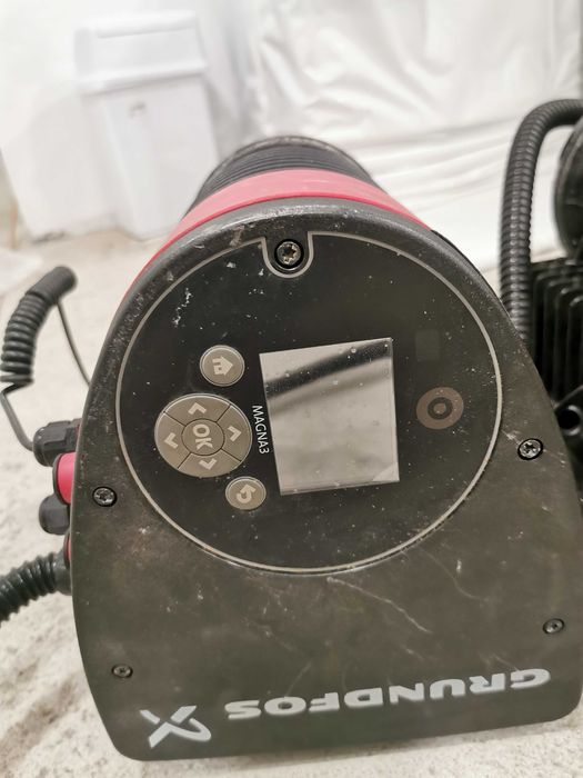 2 Grundfos Циркулационни помпи, огромни.