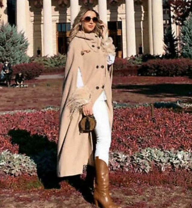 Pelerina capa  ZARA din lana 52% . Masura L.