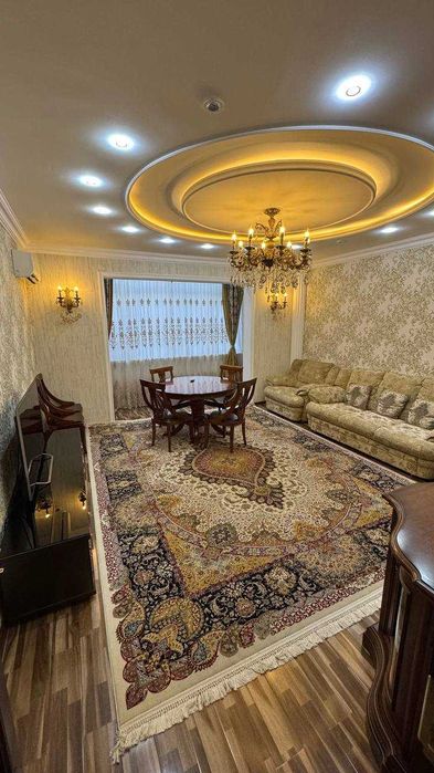 метро Космонавтов  2/3/9  МВД  72м²  1-линия с видом на главную дорогу