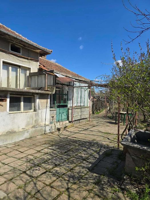 Продава се имот в с. Староселци, обл. Плевен 1 декар двор, две къщи, лятна кухня и селскостопански постройки