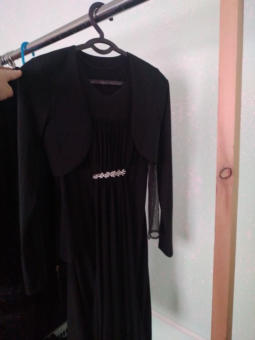 Платье с накидкой