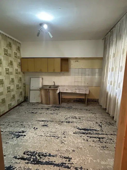 2/2/4. Сергели 2. Дом - бывшее общежитие. Квартира 36 м². Метро - 400м