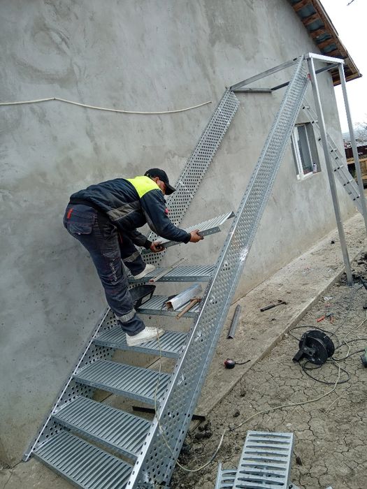 Scări metalice zincate