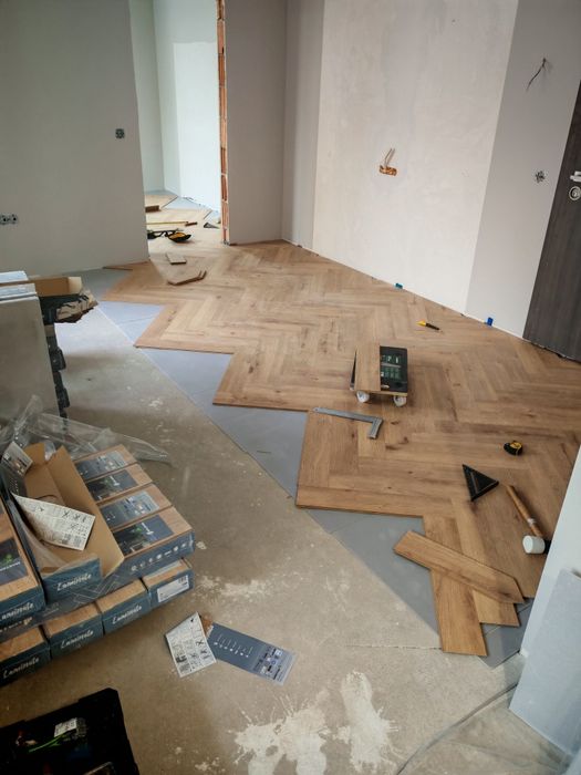 Професионален монтаж на паркет и первази