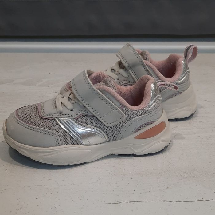 Продам детские кроссовки