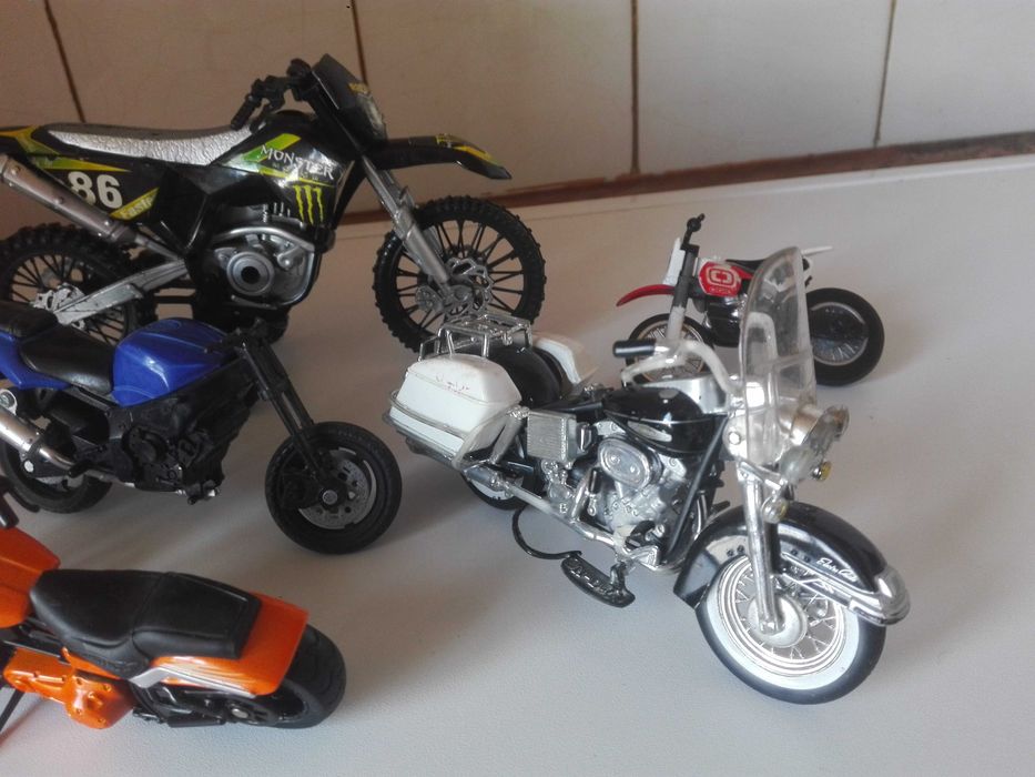 Играчки - колички и моторчета.