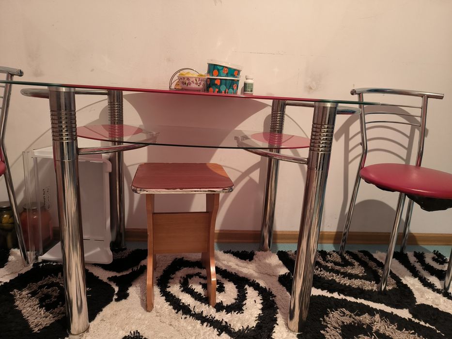 Стол и стулья для кухни