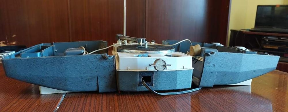 Продавам рядко срещан   Crown преносим стерео плейър STP-80F / FM-AM