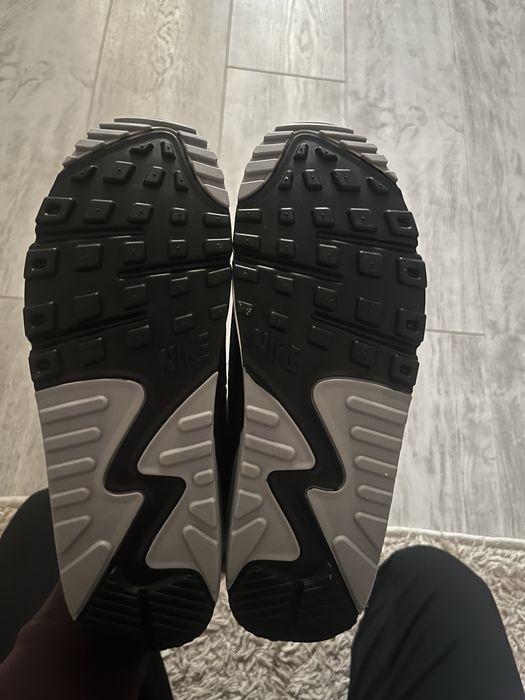 Продаю кроссовки найк air max 90 41размер