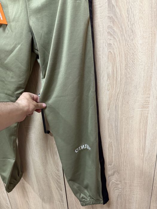 Vand pantaloni Heron Preston.
