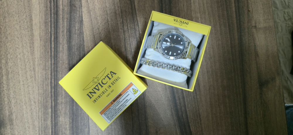 Чисто нов Мъжки часовник Invicta + мъжка гривна. Оригинален.