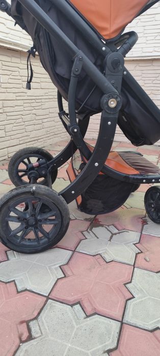 Продам коляску с резиновыми колесами