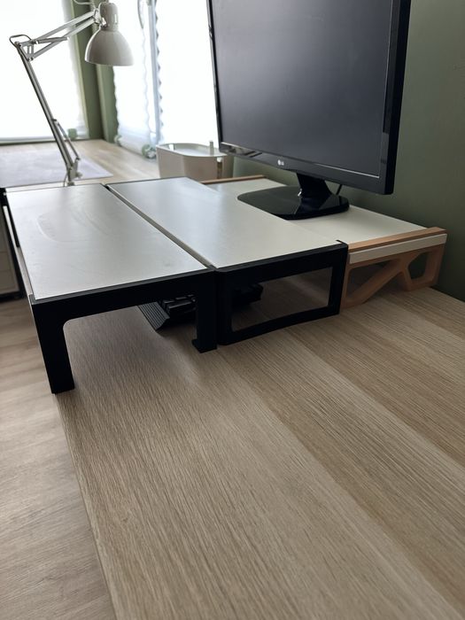 Повдигаща стойка за монитор