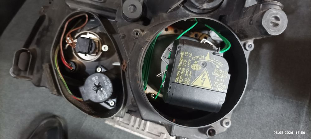 Продавам пълен комплект оригинални Ксенонови фарове HELLA за Opel Vectra C