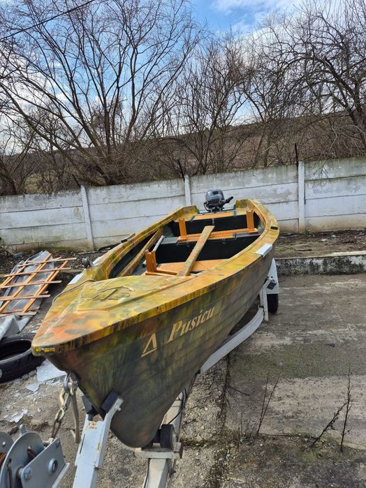 Vand barca cu motor
